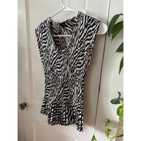 Milano Women’s size medium zebra top - Picture 5 of 7